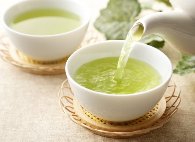 Sử dụng trà xanh để điều trị mụn trứng cá ở mức độ nhẹ.