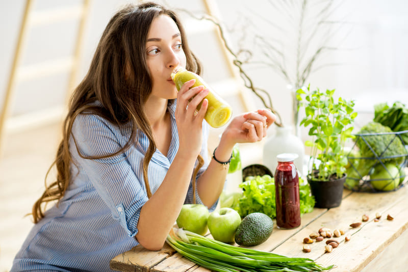 Bổ sung nhiều thực phẩm giàu vitamin A, E, C, omega-3,....để giúp làn da luôn khỏe mạnh.