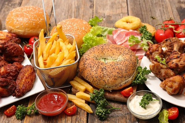 Sô cô la, thực phẩm chứa nhiều chất béo và đồ ăn nhanh làm tăng nguy cơ bùng phát mụn trứng cá.