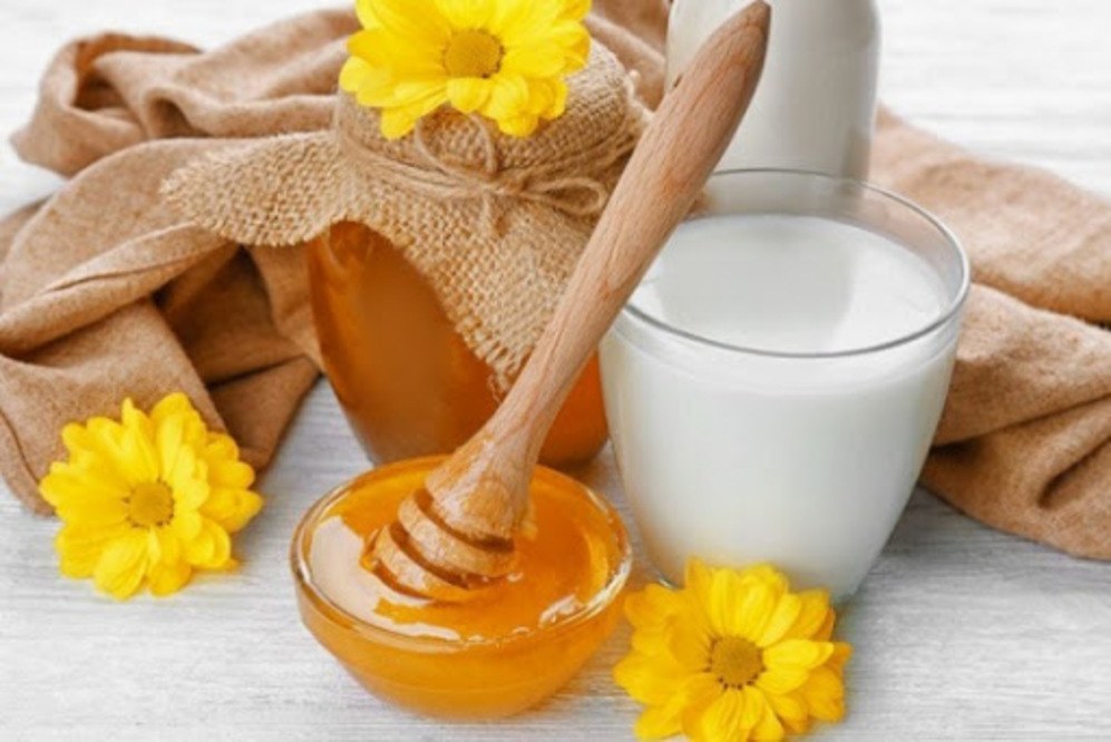 Công thức trị mụn bằng sữa tươi và mật ong nguyên chất