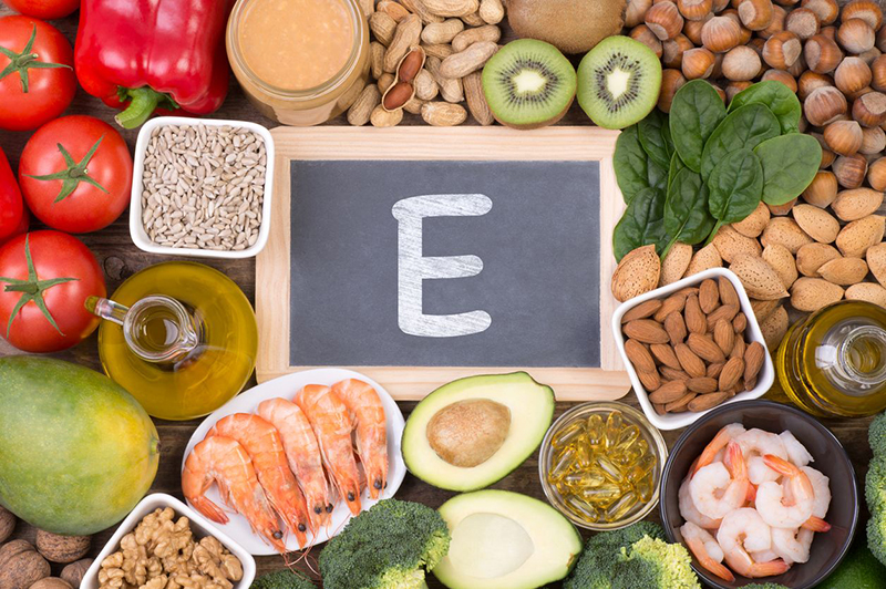 Rau xanh, các loại hạt, trái cây,... là những thực phẩm có chứa nhiều vitamin E 