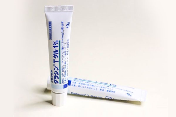 Thuốc trị mụn lưng Dalacin có chứa hàm lượng Clindamycim Phosphate trị mụn hiệu quả mà không làm kích ứng da.