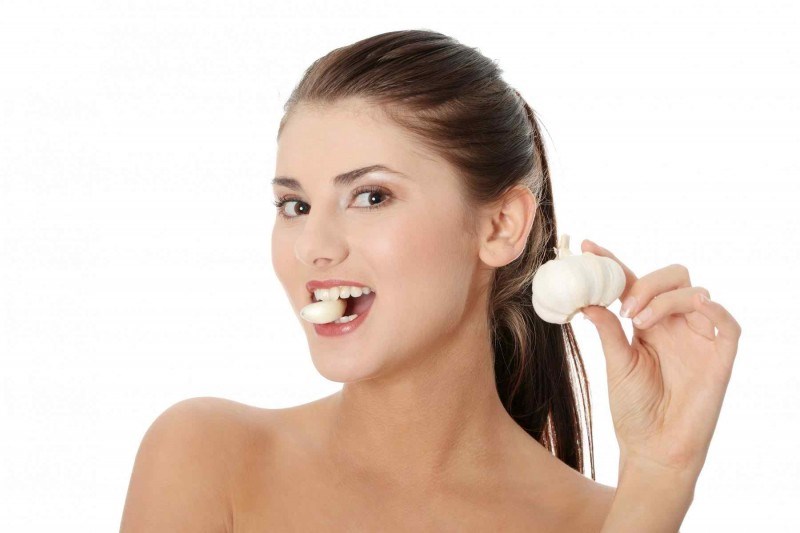 5 Cách trị mụn thâm bằng tỏi an toàn, hiệu quả 2 Ăn tỏi sống hoặc uống nước ép tỏi giúp điều trị mụn thâm hiệu quả.
