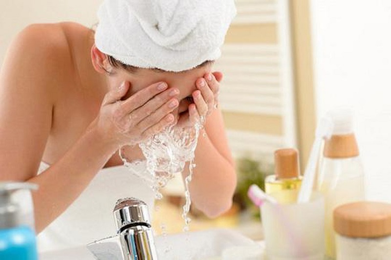 Không nên rửa mặt ngay sau khi nặn mụn