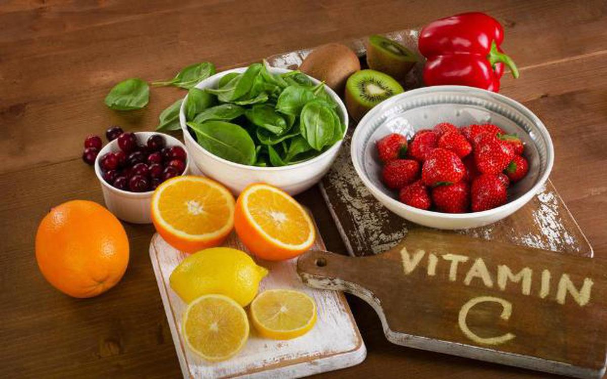 Bổ sung vitamin C như cam, ổi, dâu tây,....