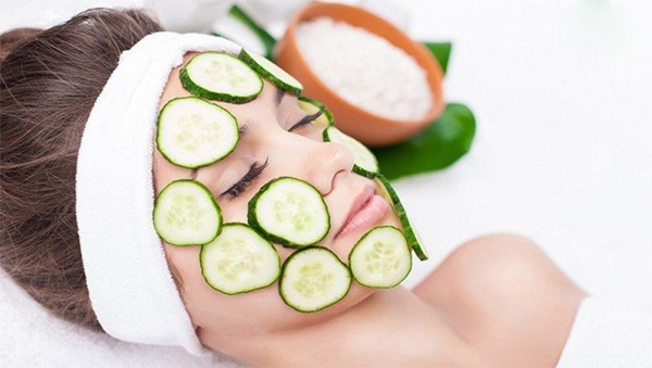 Đắp mặt nạ bằng dưa chuột giúp điều trị mụn hiệu quả.