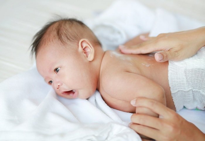 Vệ sinh và tắm rửa cho bé hằng ngày bằng sữa tắm chuyên dụng.