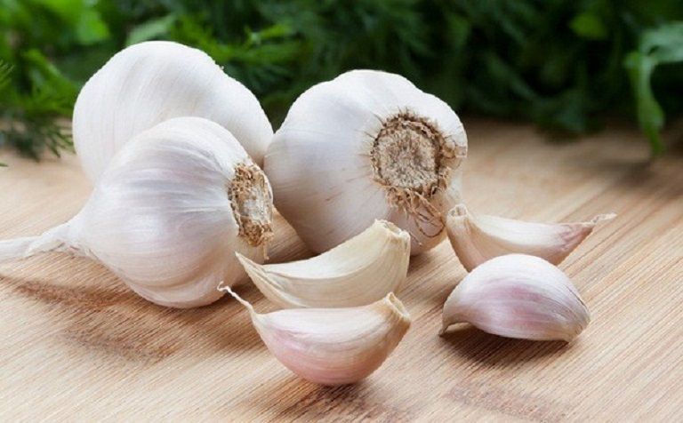 Tỏi cũng là nguyên liệu được nhiều chị em tin tưởng sử dụng để làm đẹp.