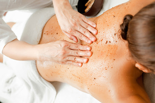 Cách trị mụn thâm lưng bằng 11 công thức đơn giản tại nhà 2 Tay da chet thuong xuyen tren lung nhe