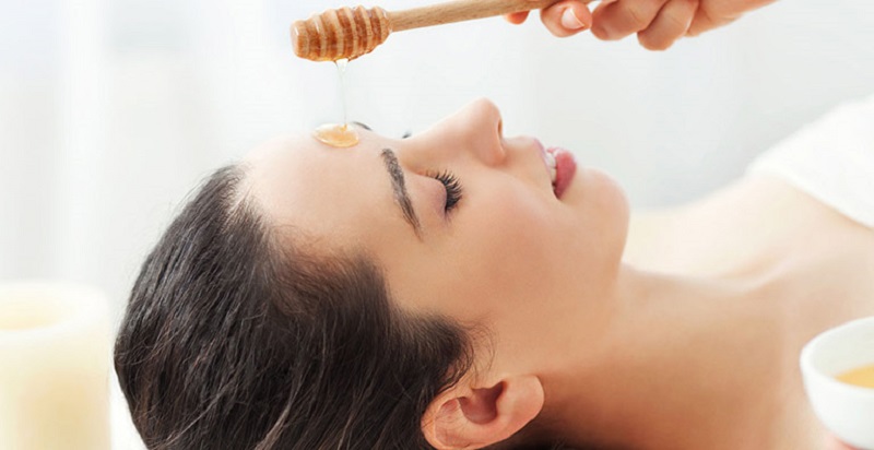 11 Công Thức Trị Mụn Bằng Mật Ong Sau 1 Đêm 2 Su dung mat ong nguyen chat thoa len da
