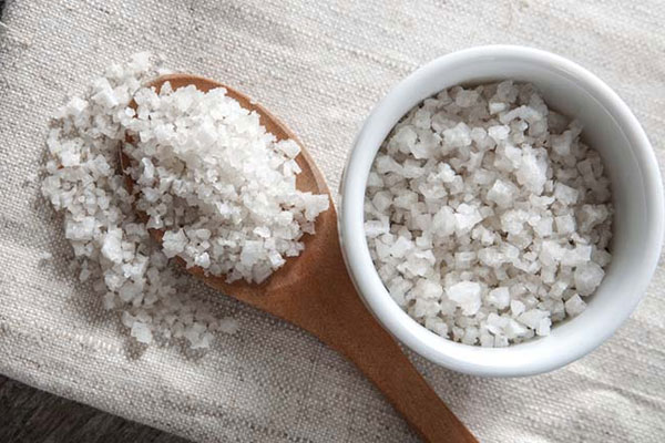 4 cách dùng muối trị nấm da đầu giúp sạch da – giảm ngứa 1 Dùng muối trị nấm da đầu là cách chữa đơn giản và có thể áp dụng ngay tại nhà