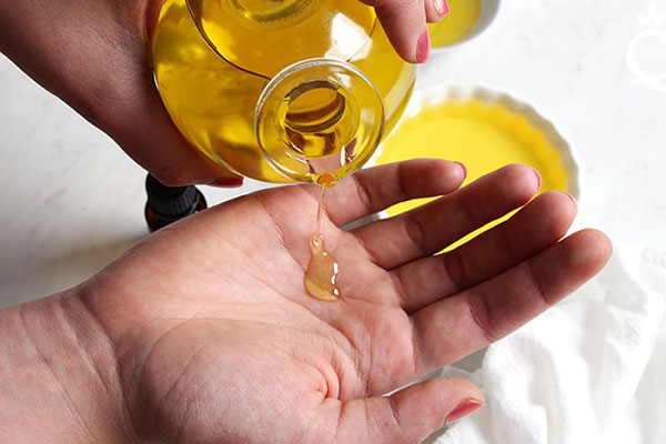 Nên cân nhắc sử dụng gel bôi trơn gốc dầu vì có thể gây hại cho âm đạo.