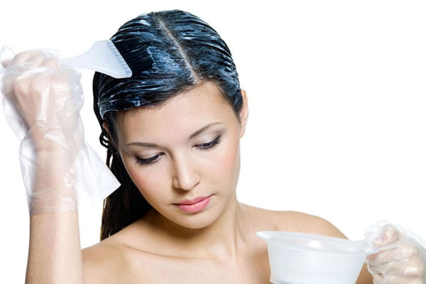 Người bị nấm da đầu không nên nhuộm tóc để tránh gây kích ứng nghiêm trọng