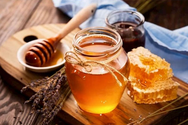 Dùng mật ong thoa trực tiếp lên vùng da bị ngứa