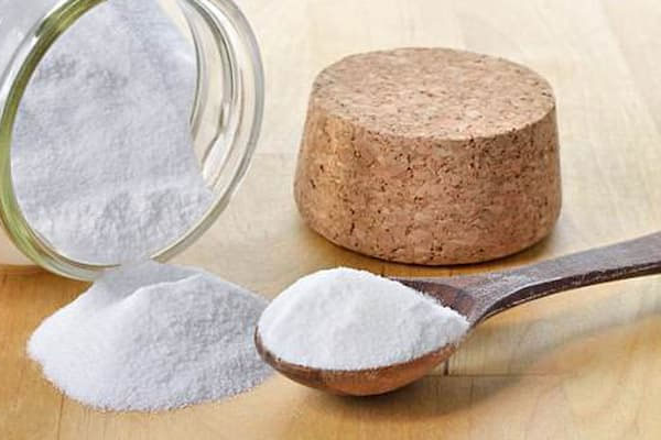 Tắm hoặc ngâm bằng baking soda giúp làm sạch da, giảm ngứa