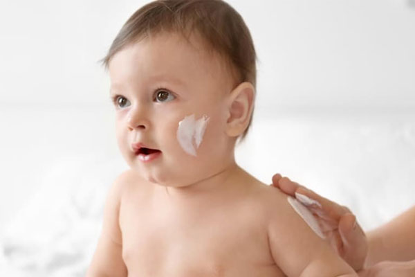 Bé bị chàm cơ địa: Điều trị và chăm sóc thế nào cho đúng 2023 5 Chú trọng dưỡng ẩm cho da bé
