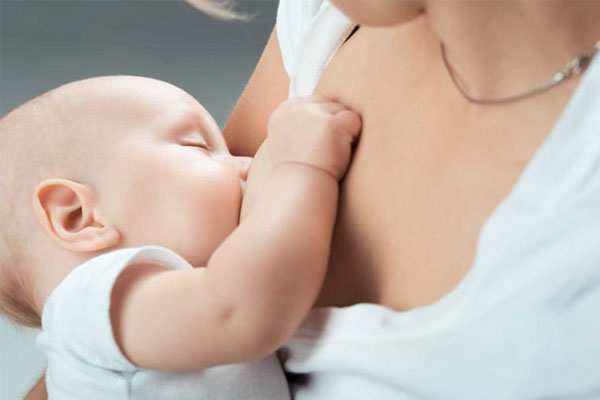 Bé bị chàm cơ địa: Điều trị và chăm sóc thế nào cho đúng 2023 7 Tăng cường cho trẻ bú mẹ cũng hỗ trợ điều trị chàm sữa khá hiệu quả