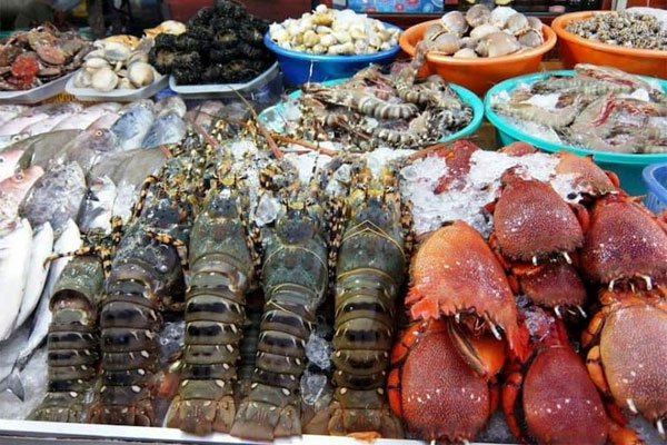 Người bệnh vảy nến nên kiêng ăn hải sản