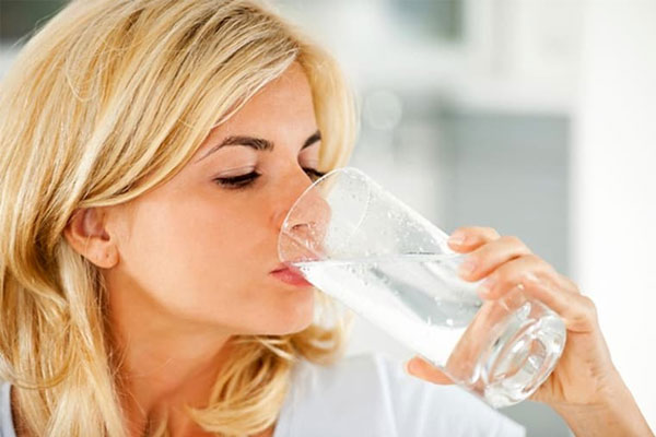 Uống hơn 2 lít nước lọc mỗi ngày