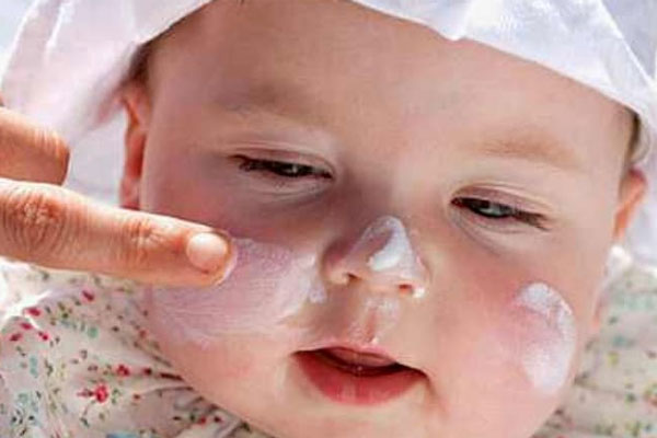 Sử dụng kem trị chàm theo chỉ dẫn của bác sĩ