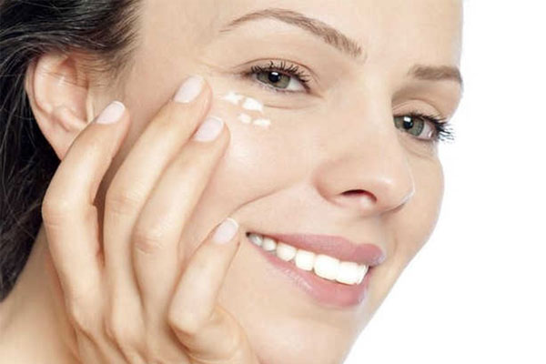 Sử dụng kem dưỡng mắt để ngăn ngừa ngứa quanh mắt