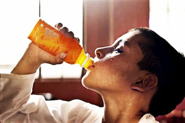 Sốt Xuất Huyết Bị Ngứa Da Do Đâu? Điều Trị Như Thế Nào? 4 Hạ sốt bằng nước điện giải