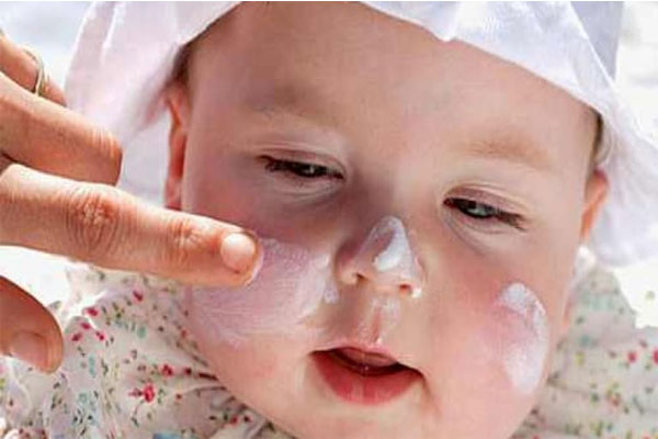 Trẻ sơ sinh bị chàm bôi thuốc gì? Top 3 loại thuốc tốt nhất 5 Lưu ý khi bôi thuốc chàm cho bé