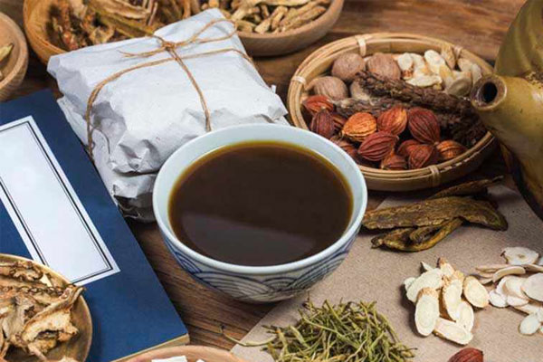 Bột tán bột với các vị thuốc thiên nhiên đun lấy nước uống cũng giúp vết mề đay nhanh lành.