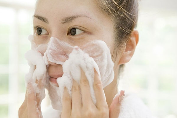 Sử dụng sữa rửa mặt không phù hợp cũng là nguyên nhân dẫn đến tình trạng viêm da dị ứng trên da mặt