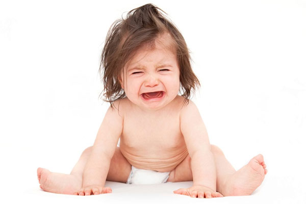 Khi bị viêm da dị ứng trẻ sẽ quấy khóc vì luôn cảm thấy ngứa ngáy khó chịu.