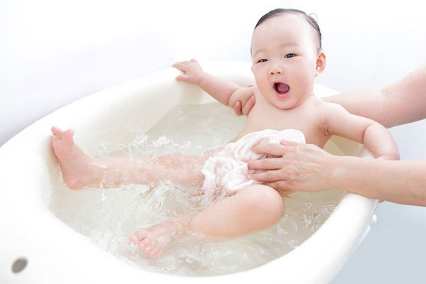 Thường xuyên tắm rửa cho trẻ để cơ thể trẻ luôn sạch sẽ, tránh sự tấn công của các tác nhân gây bệnh viêm da dị ứng