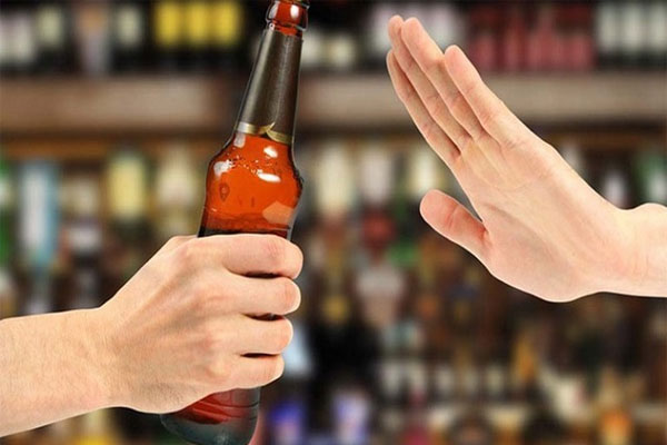 Viêm da tiếp xúc cần kiêng gì để bệnh mau khỏi? 2023 3 Không uống rượu bia là cách tốt nhất để rút ngắn quá trình điều trị bệnh viêm da tiếp xúc