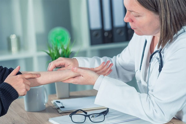 Viêm da tiếp xúc cần kiêng gì để bệnh mau khỏi? 2023 5 Đi khám ngay khi cơ thể xuất hiện những dấu hiệu bất thường để có biện pháp xử lý kịp thời