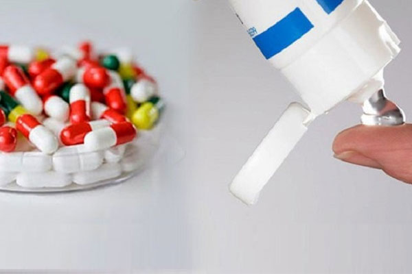 Sử dụng thuốc uống và thuốc bôi là cách điều trị bệnh viêm da tiếp xúc đơn giản mà hiệu quả cao