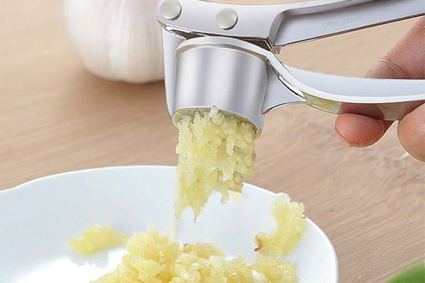 Ép tỏi lấy nước chữa tổ đỉa