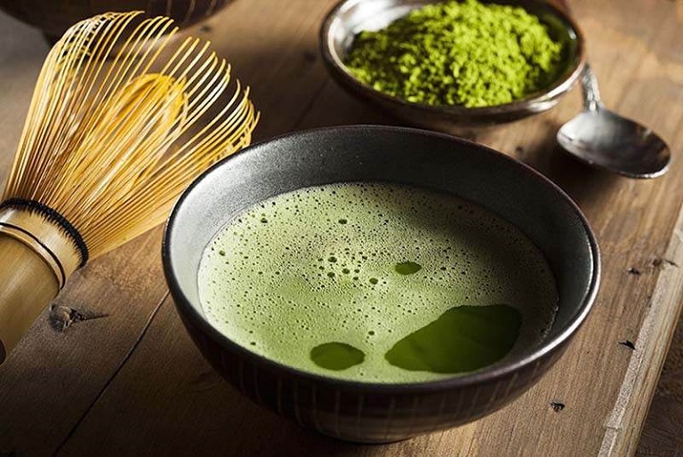 Dùng nước lá bàng bôi lên vùng da bị bệnh sẽ giúp bệnh mau lành.