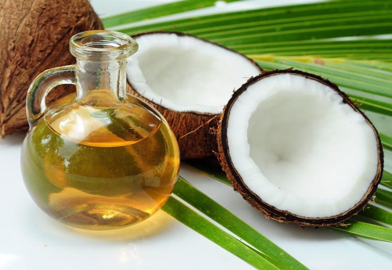 Cách Trị Viêm Da Cơ Địa Tại Nhà Không Dùng Thuốc Hiệu Quả Nhất 1 Dầu dừa có đặc tính chống viêm và giúp làm mềm da