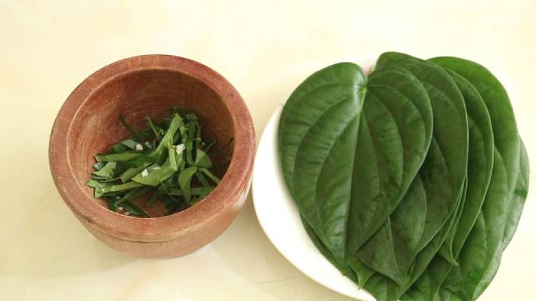 Chữa viêm da cơ địa bằng lá trầu không có thể thực hiện bằng nhiều phương pháp khác nhau
