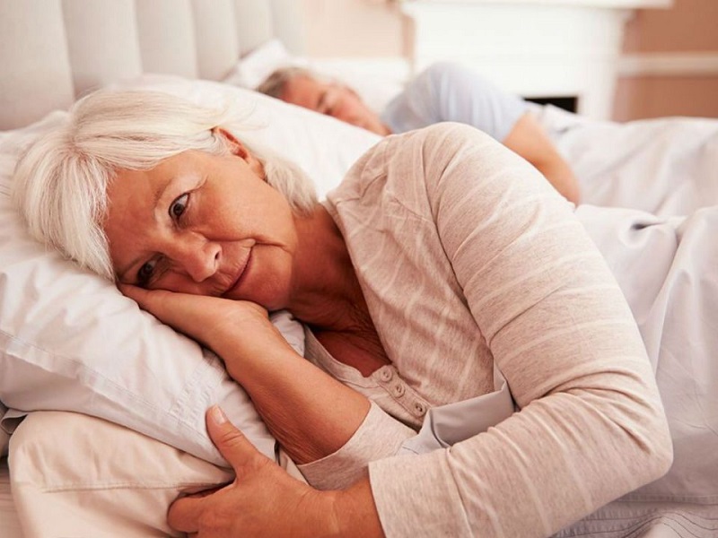 Người lớn tuổi hay bị mất ngủ nên ngủ ít