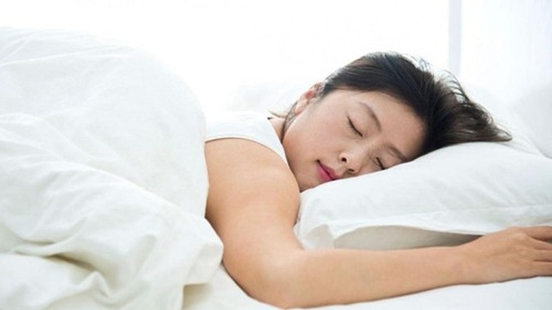 Đi ngủ trước 24h giúp ngăn ngừa tăng cân