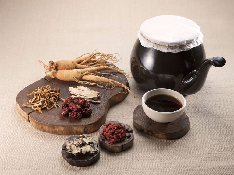 Bài thuốc Đông y chữa viêm da cơ địa dạng uống có tác dụng thanh nhiệt, giải độc, bổ gan giúp đào thải mầm bệnh bên trong cơ thể.