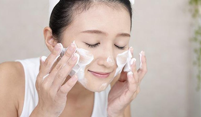Viêm Da Cơ Địa Ở Mặt: Nguyên Nhân, Dấu Hiệu Và Cách Chữa Trị 2023 4 Rửa mặt bằng các dung dịch có chất tẩy rửa dịu nhẹ để ngăn ngừa các triệu chứng của bệnh tái phát