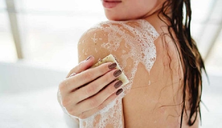 Sử dụng sữa tắm phù hợp cũng là cách ngăn ngừa bệnh tái phát