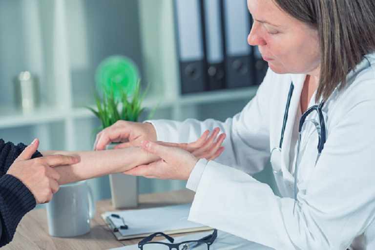 Đi khám nếu vết rạn ngày càng đậm màu để có biện pháp can thiệp kịp thời
