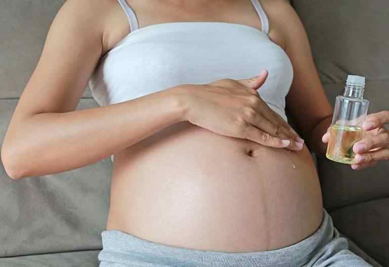 Thoa dầu dừa trực tiếp lên vết rạn da cũng sẽ giúp cải thiện vết rạn da hiện có