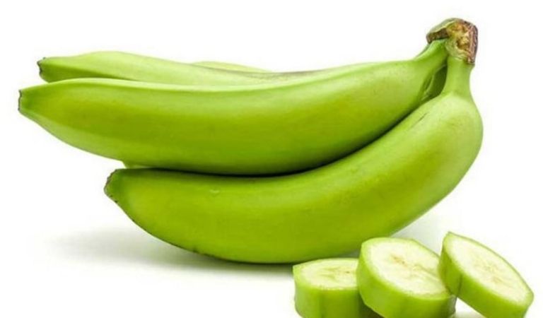 Những Cách Trị Hắc Lào Bằng Chuối Xanh Mang Lại Hiệu Quả Bất Ngờ 2023 2 Thái lát chuối xanh lấy nhựa bôi trực tiếp lên da giúp kháng nấm, phục hồi tổn thương da