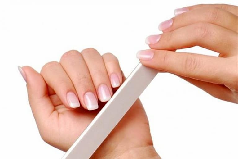 Làm sạch và cắt móng tay của bạn thường xuyên