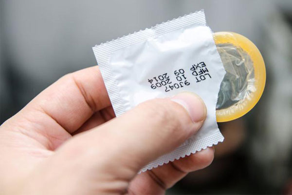 Đọc kỹ hạn sử dụng trước khi mua bất kỳ sản phẩm bao cao su