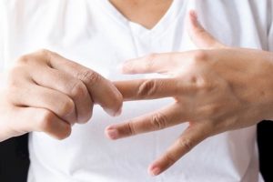 nguyen nhan khien dau ngon tay bi ngua noi mun